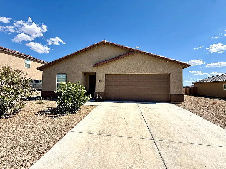 2208 E Clear Creek Dr — Photo 1