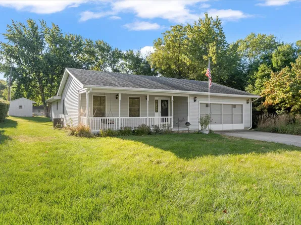 608 N Lake Of The Woods Rd, Mahomet, IL 61853