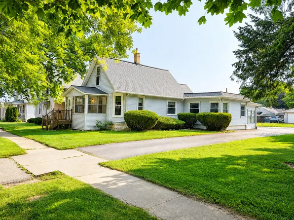 218 N Hadsall St, Genoa, IL 60135