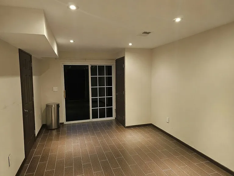 10 Russell Ct — Photo 27