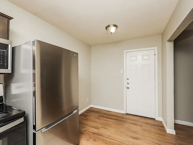 Reiger Park Apartments — Photo 16