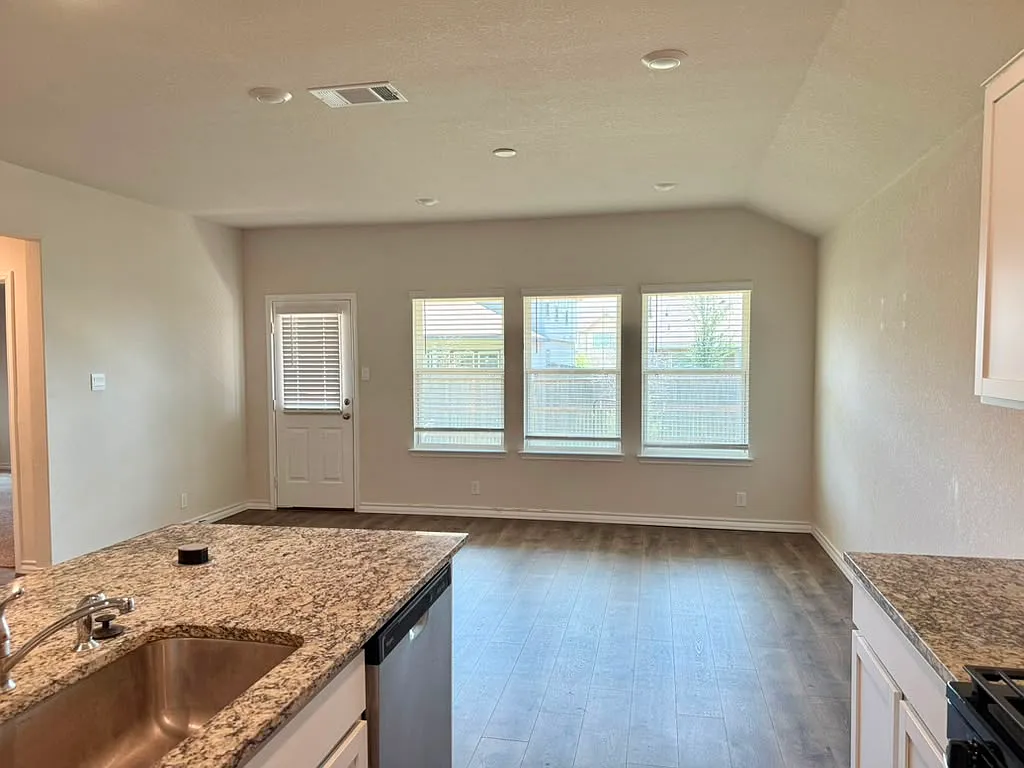 4 bed, 1683 sqft, $2,300 — Photo 4
