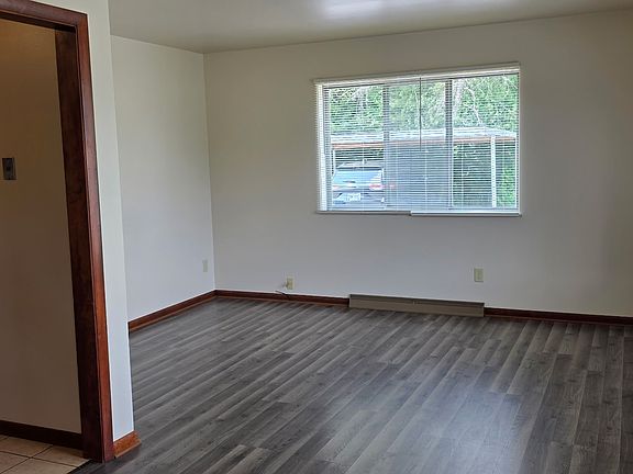 4th image of 2727 Warwick St