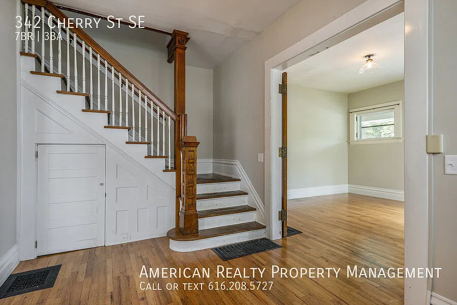 7 bed, 2.5 bath, 2400 sqft, $4,200 — Photo 2