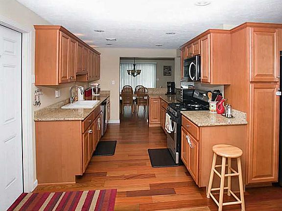3rd image of 526 Goodridge Dr