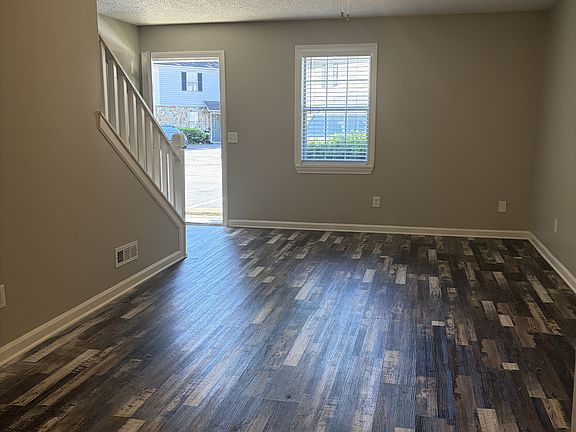 4th image of 264 Meadowbrook Rd