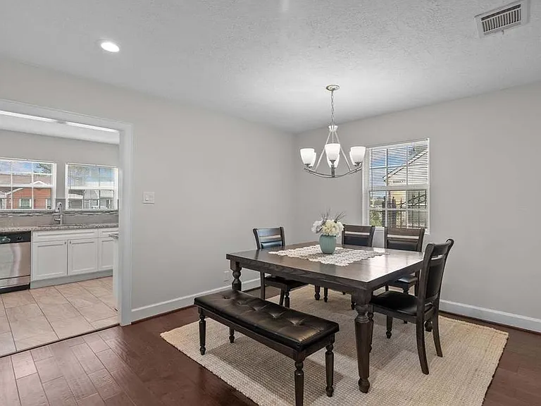 3718 Eagle St — Photo 4