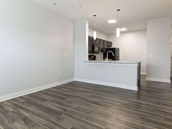 3rd image of 900 E Jefferson St #111