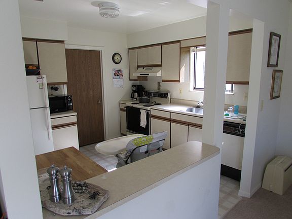 4th image of 851 Rolling Hills Ln APT 2