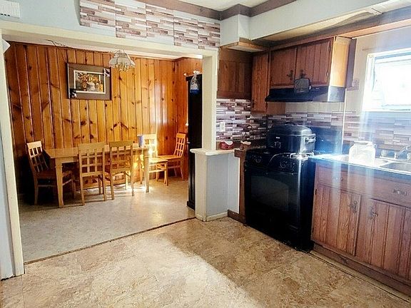 2nd image of 1002 W Dominick St