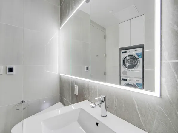 27-19 Thomson Avenue image 4 of 12