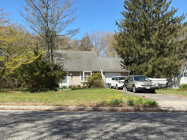 8 Timber Trail Ln, Medford, NY 11763