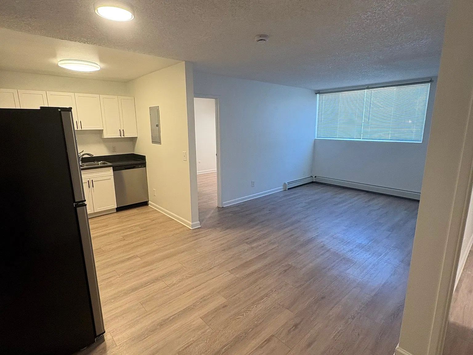 903 E Moorhead Cir — Photo 2