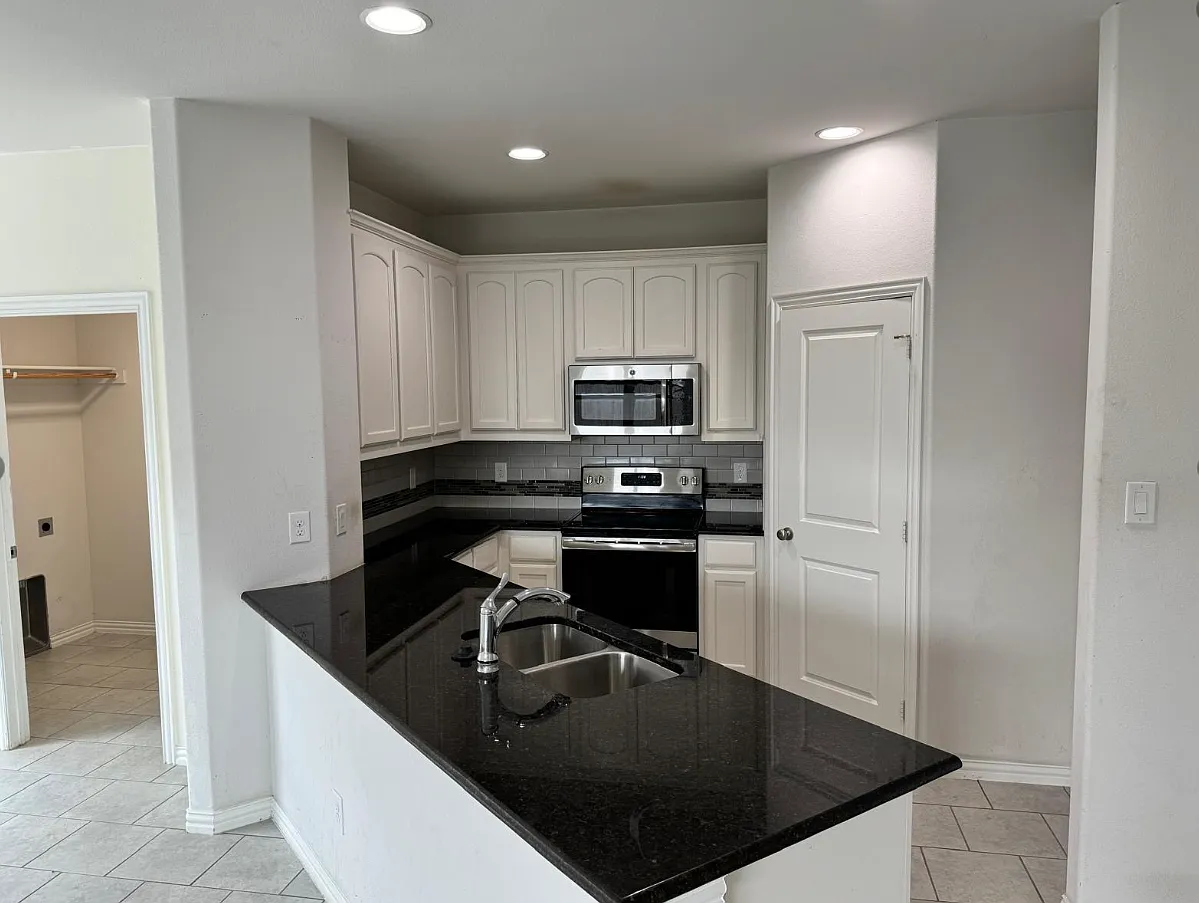 3 bed, 1450 sqft, $1,949 — Photo 4