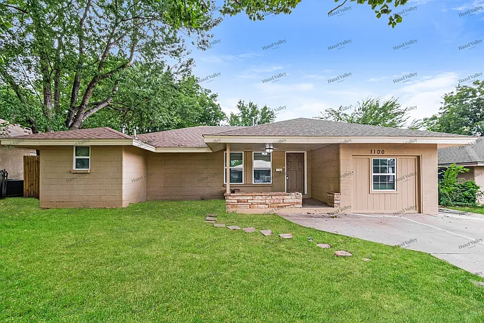 1100 Locust Dr — Photo 1