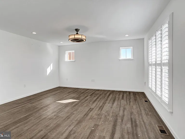 28 Long Bend Dr — Photo 6