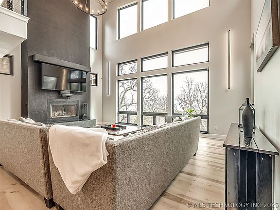 5th image of 87 Rose Ln