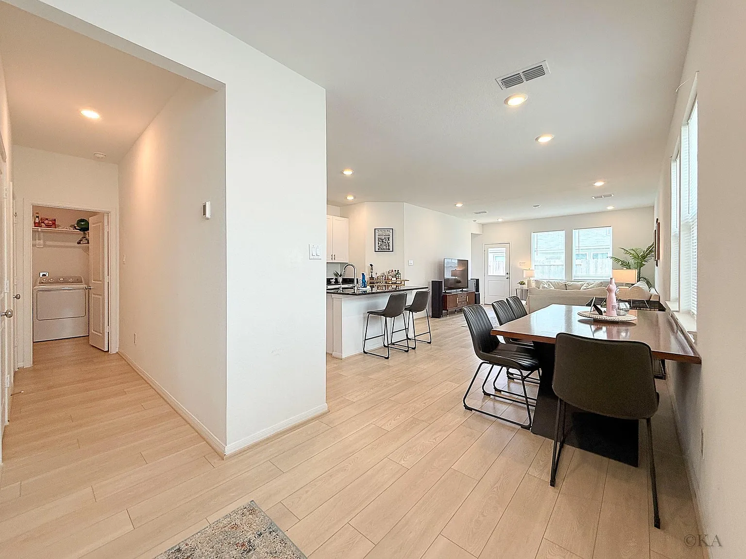 4 bed, 2.5 bath, 2030 sqft, $2,600 — Photo 4