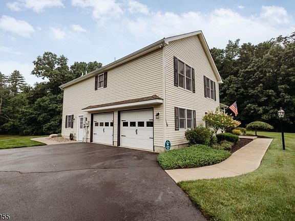 2nd image of 7 Twin Pond Rd