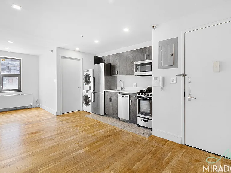 636 E 11th St #5F — Photo 1