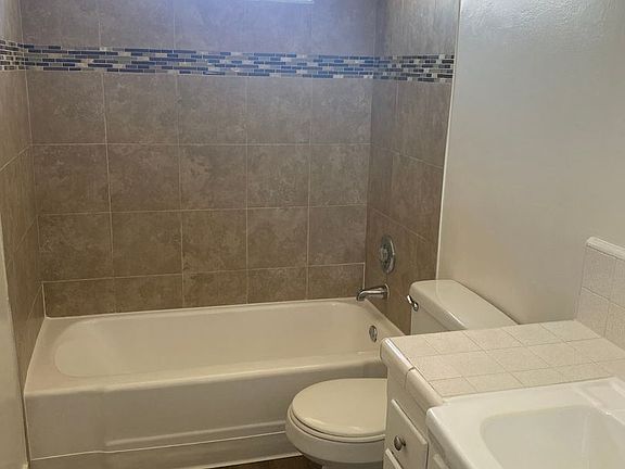 5th image of 1026 Larch St #15