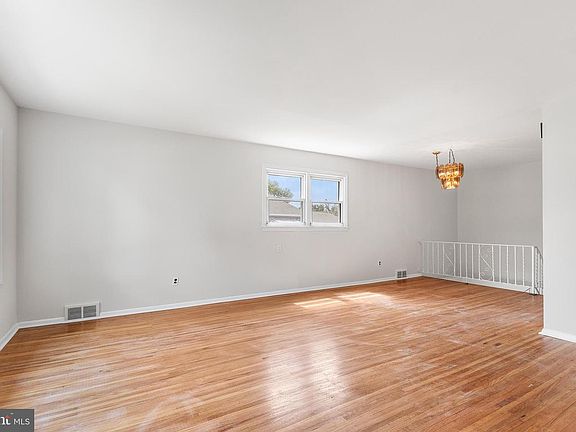 5th image of 132 Edgewood Ln