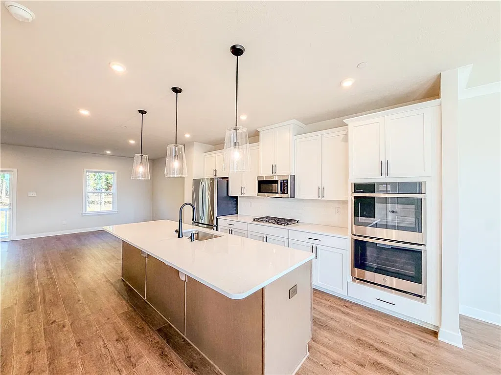 3 bed, 3.5 bath, $4,000 — Photo 4