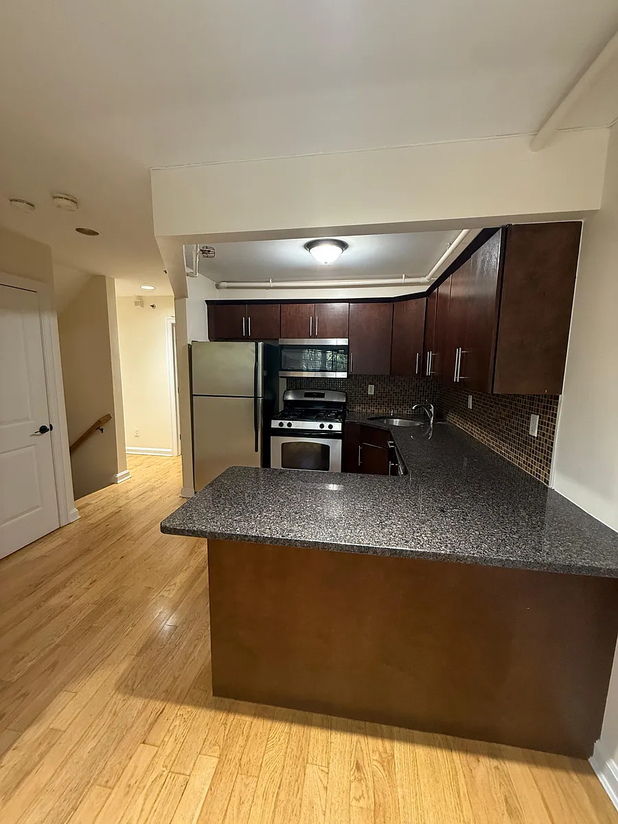 Building Photo - 6510 Queens Midtown Expy #1R