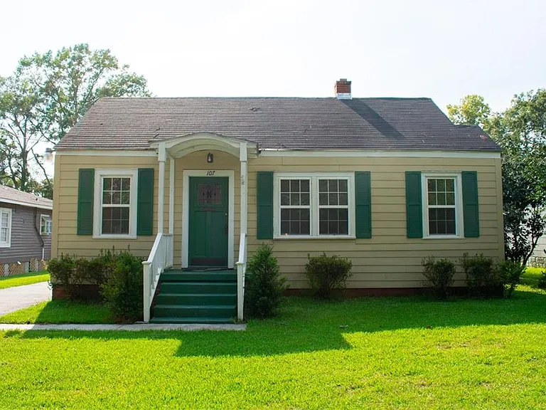 107 Grand Blvd — Photo 1