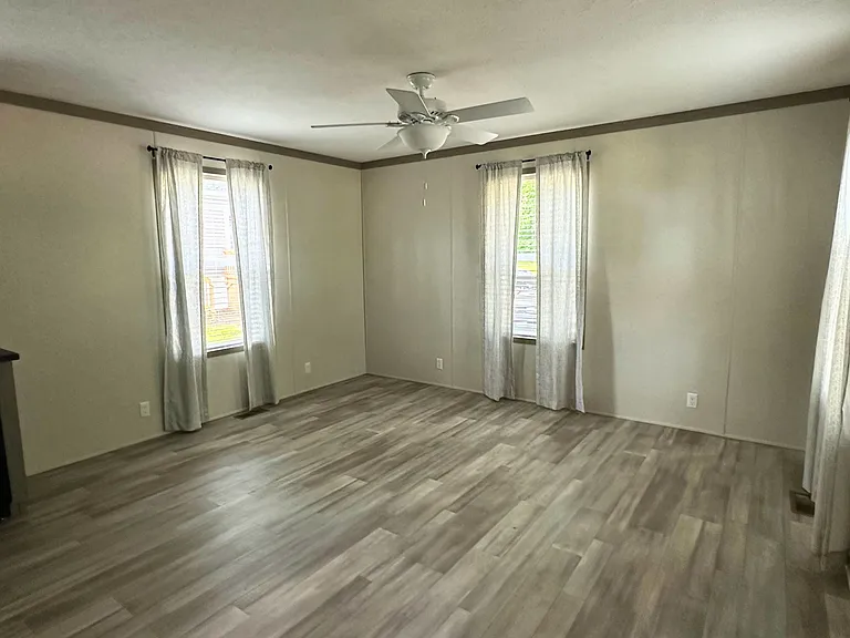 Colonial Manor — Photo 17