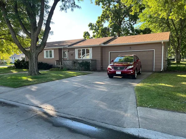 2527 Stagecoach Rd, Grand Island, NE 68801