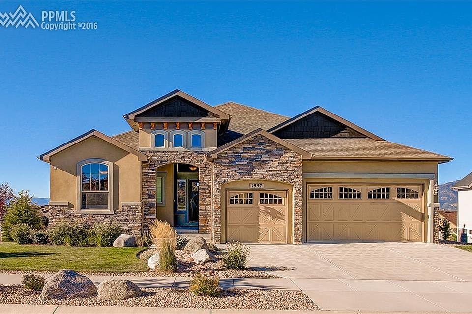 Massive 4 car garage