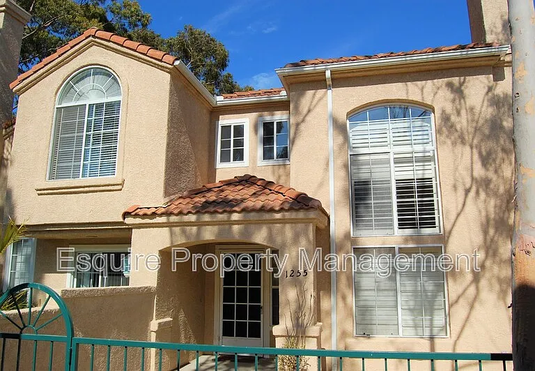 1255 Jamaica Ln — Photo 1