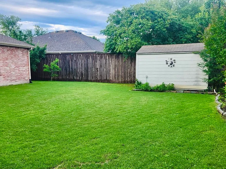 105 Fieldwood Ct — Photo 2