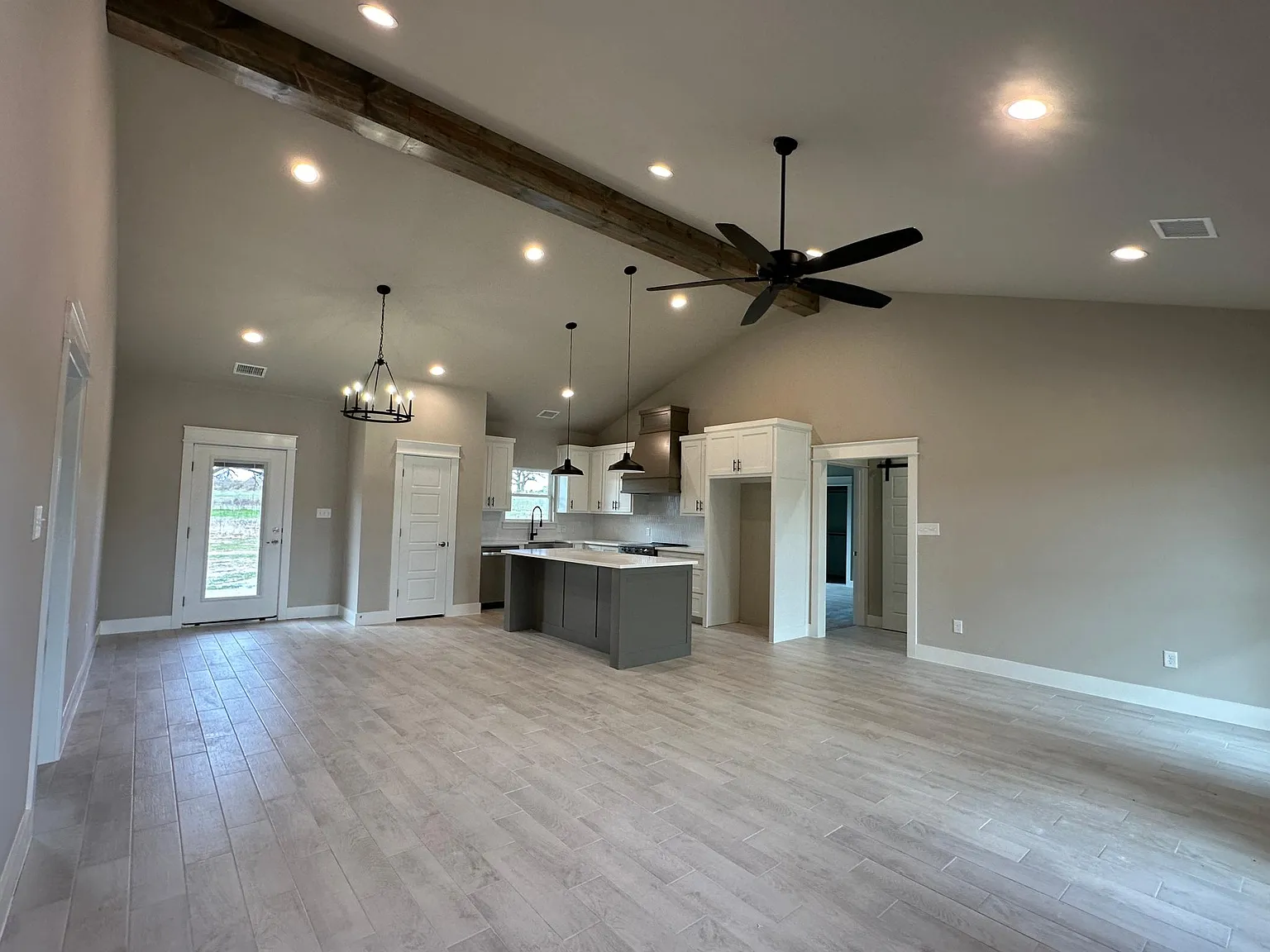 3 bed, 1600 sqft, $2,320 — Photo 2