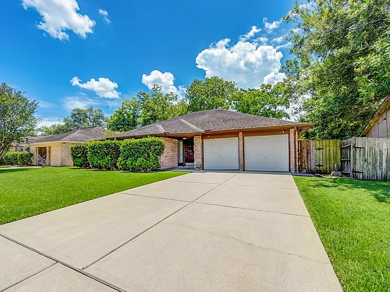 2427 Ridgemont Dr — Photo 2