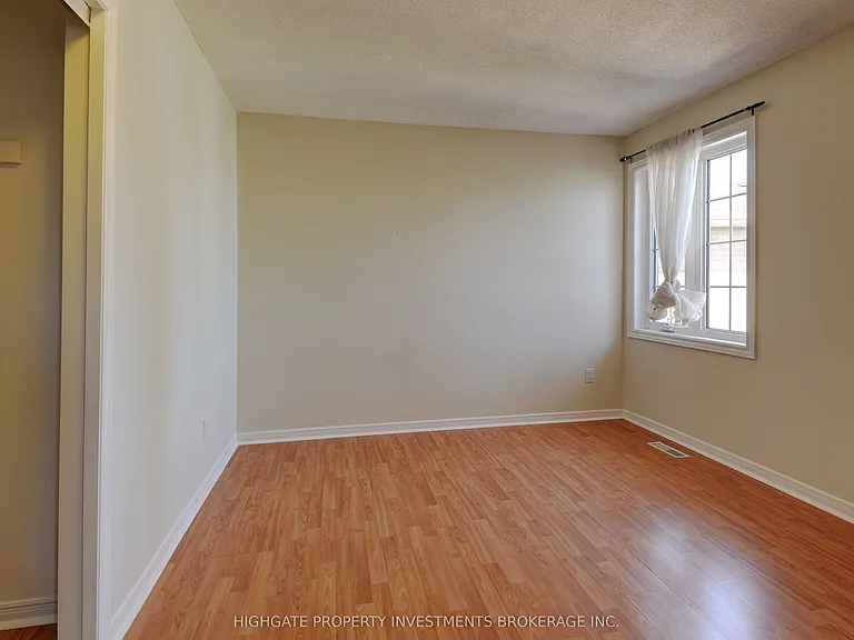 654 Brougham Pl #MAIN UPPER — Photo 13