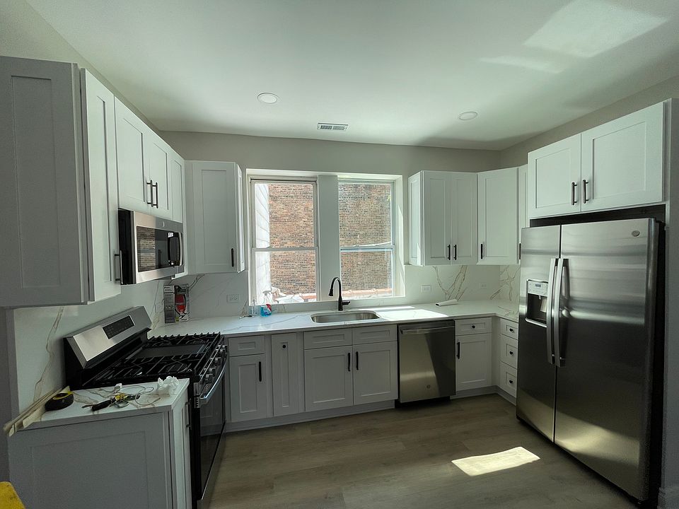 Brand New High Efficiency GE Appliances, Quartz countertop, Oak cabinets kitchen.