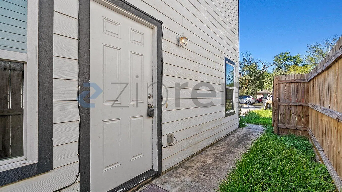 11610 Danford Ln — Photo 4