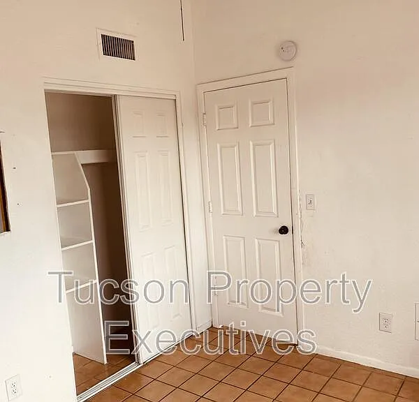5756 S Park Ave — Photo 7
