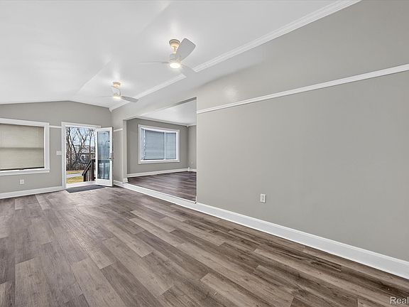 4th image of 44003 Tyler Rd