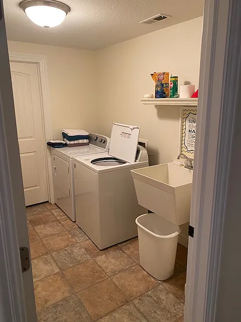 6 bed, 4400 sqft, $2,750 — Photo 4