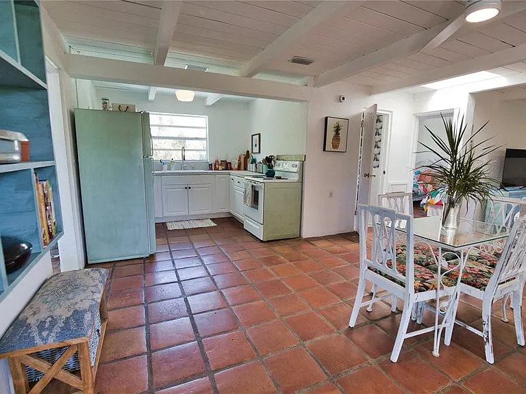 650 Edwards St — Photo 7