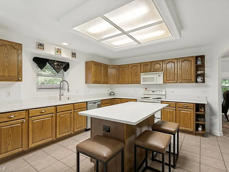 10 Oakwell Farms Pkwy — Photo 10