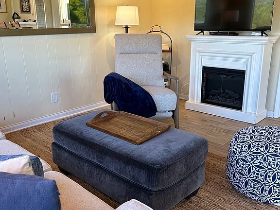 Living room w/TV, mountain views