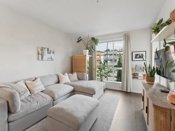 625 E 3rd St #210, North Vancouver, BC V7L 1E6
