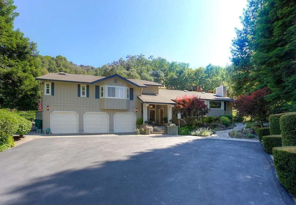 2090 Pebble Dr photo 1