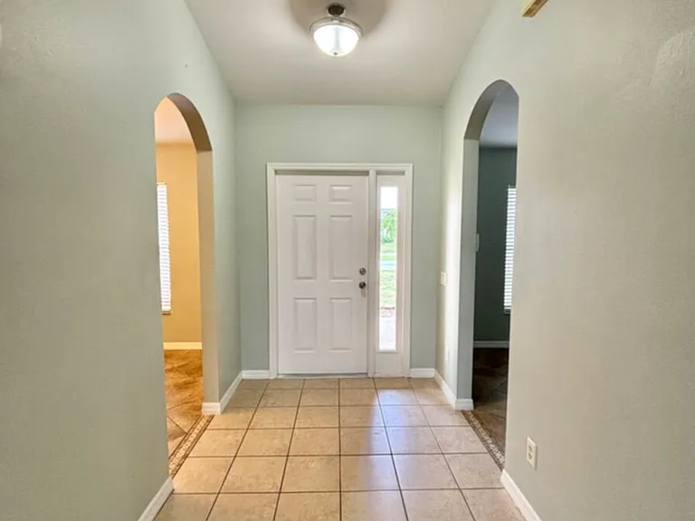 1405 Trafalgar Pkwy — Photo 2