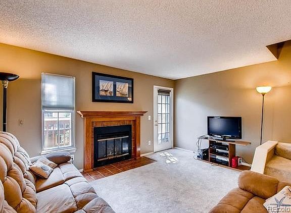 Living room w balcony