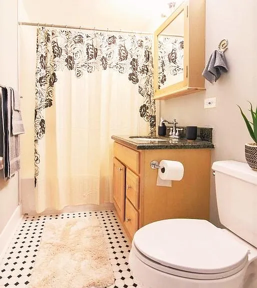 1138 W Barry Ave #G — Photo 6